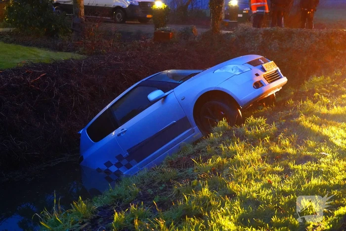 Automobiliste belandt in sloot tijdens keer actie