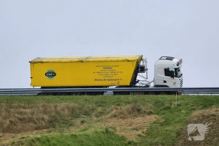 Vrachtwagen weggezakt in berm