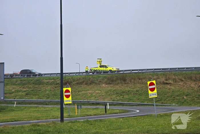 Vrachtwagen weggezakt in berm
