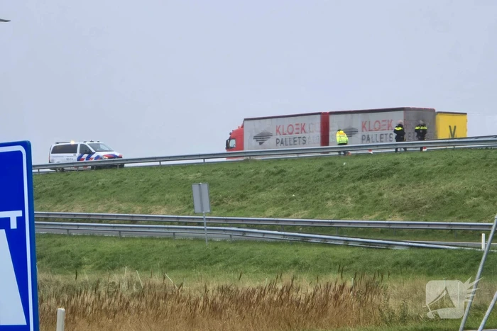 Vrachtwagen weggezakt in berm