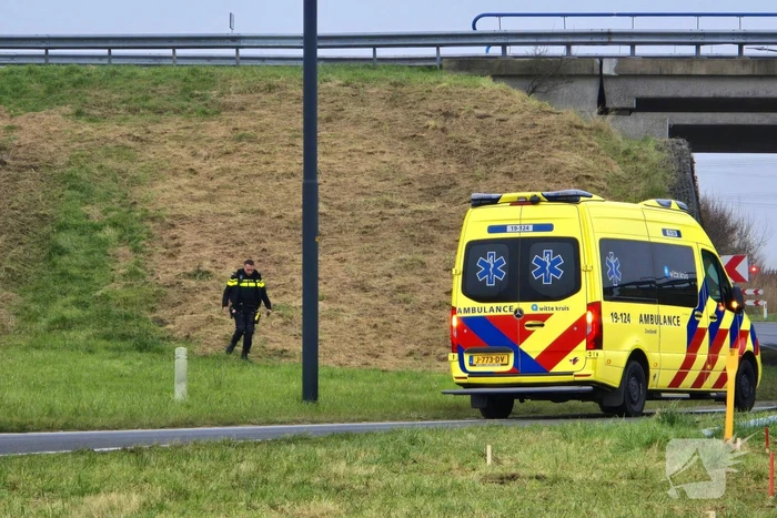 Vrachtwagen weggezakt in berm