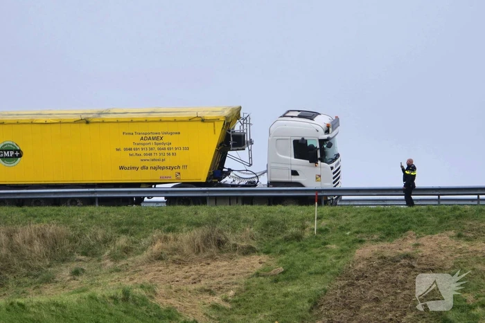 Vrachtwagen weggezakt in berm