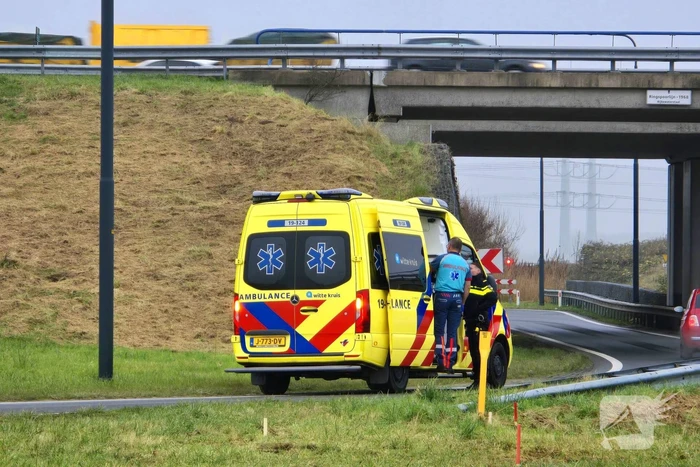 Vrachtwagen weggezakt in berm