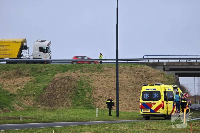 Vrachtwagen weggezakt in berm
