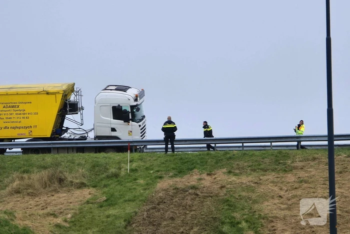 Vrachtwagen weggezakt in berm
