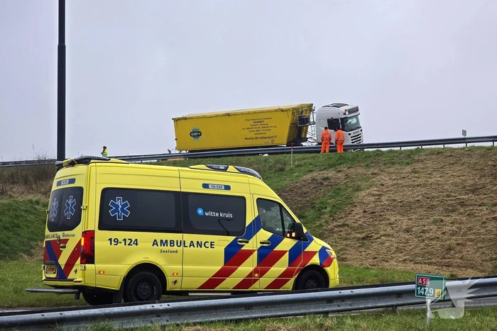 Vrachtwagen weggezakt in berm