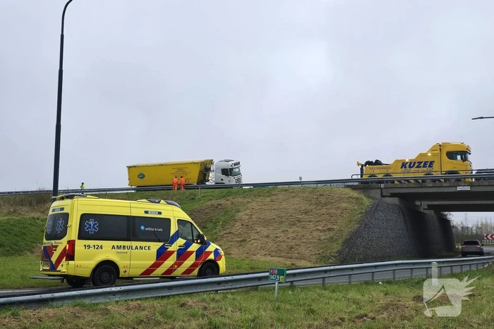 Vrachtwagen weggezakt in berm