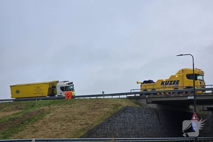 Vrachtwagen weggezakt in berm