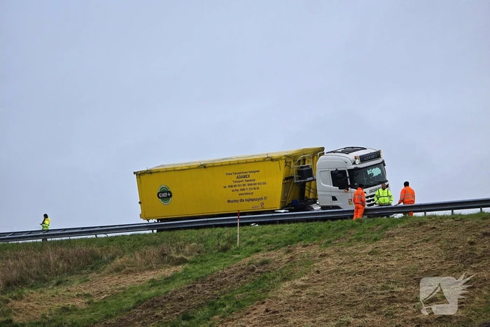 Vrachtwagen weggezakt in berm
