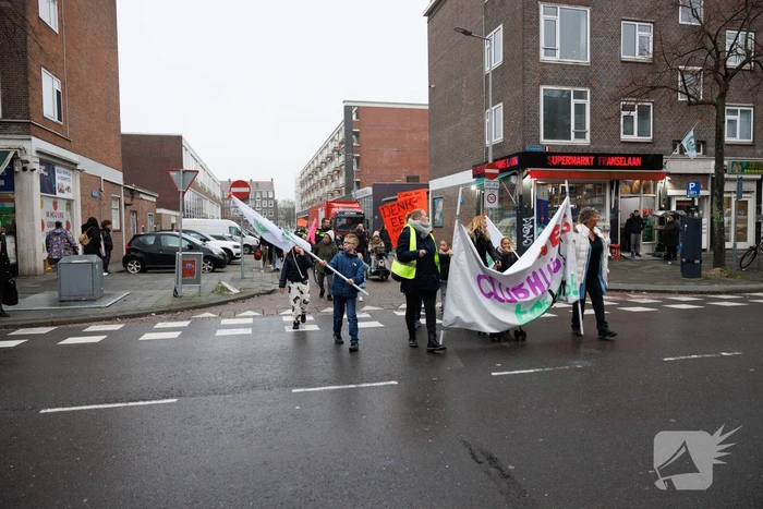 Kinderen vechten voor hun clubhuis met creatieve actie