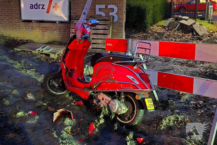 Scooter fors beschadigd na aanrijding