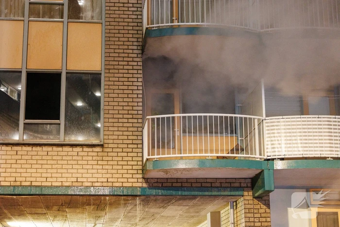Brandweer schaalt op bij woningbrand