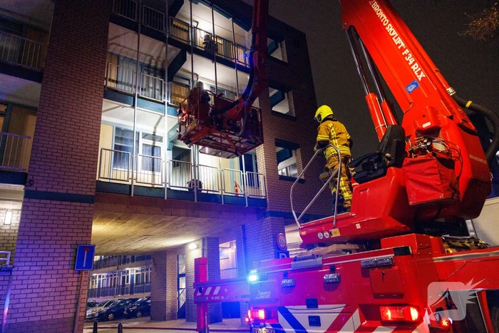 Brandweer schaalt op bij woningbrand