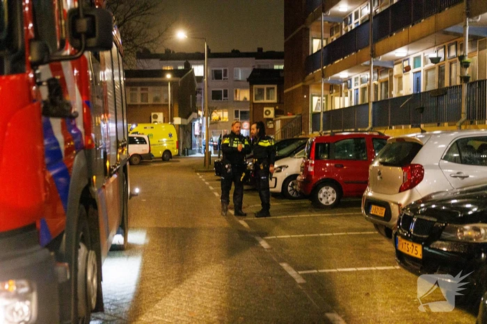 Brandweer schaalt op bij woningbrand