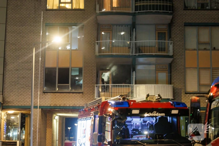 Brandweer schaalt op bij woningbrand