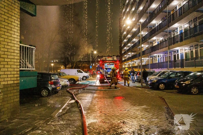 Brandweer schaalt op bij woningbrand