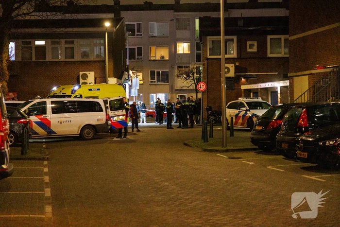 Brandweer schaalt op bij woningbrand