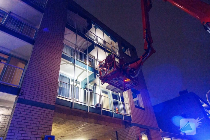 Brandweer schaalt op bij woningbrand