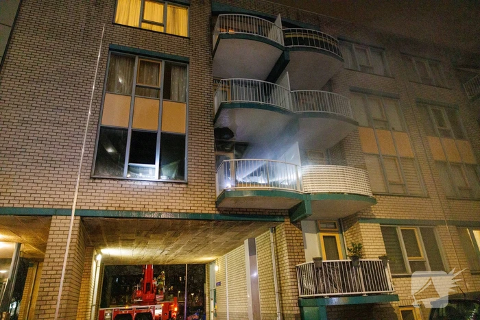 Brandweer schaalt op bij woningbrand