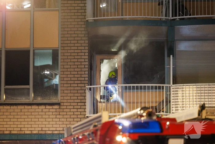Brandweer schaalt op bij woningbrand