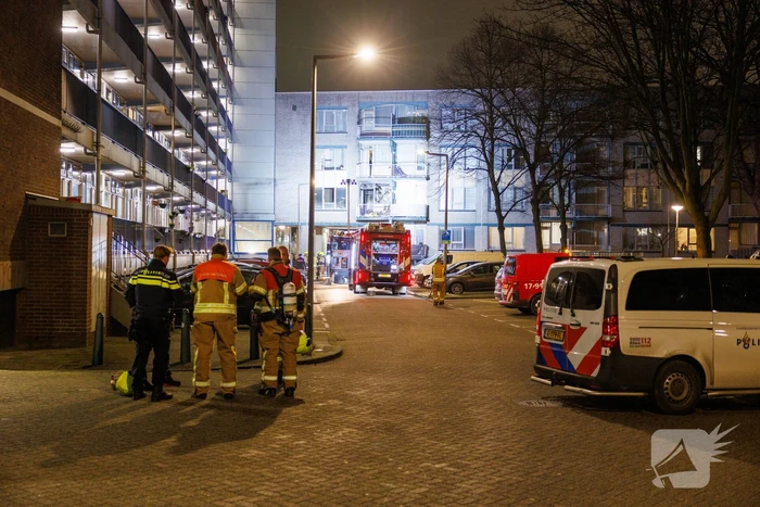 Brandweer schaalt op bij woningbrand