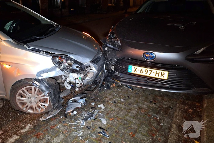 Bestuurder ramt geparkeerde auto