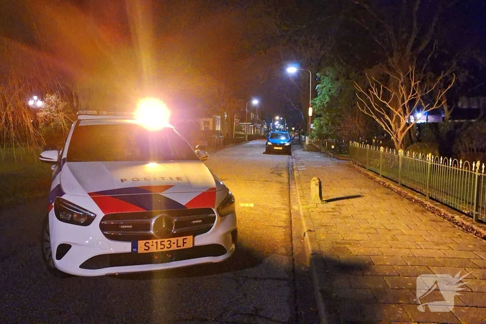 Bestuurder ramt geparkeerde auto