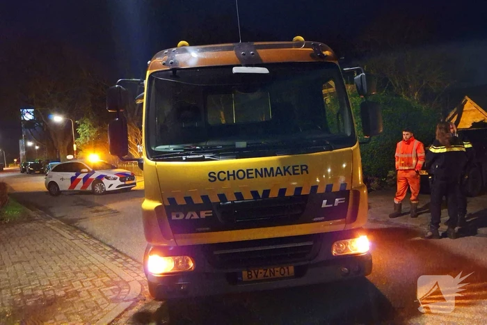 Bestuurder ramt geparkeerde auto
