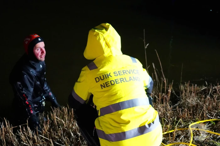 Duikers ingezet om auto boven water te krijgen