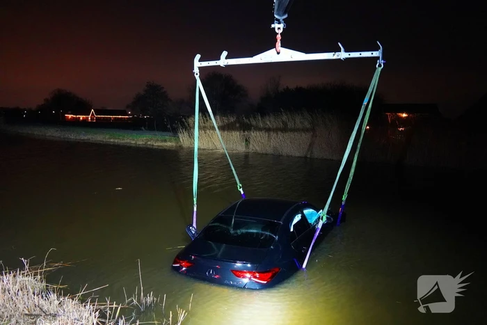 Duikers ingezet om auto boven water te krijgen