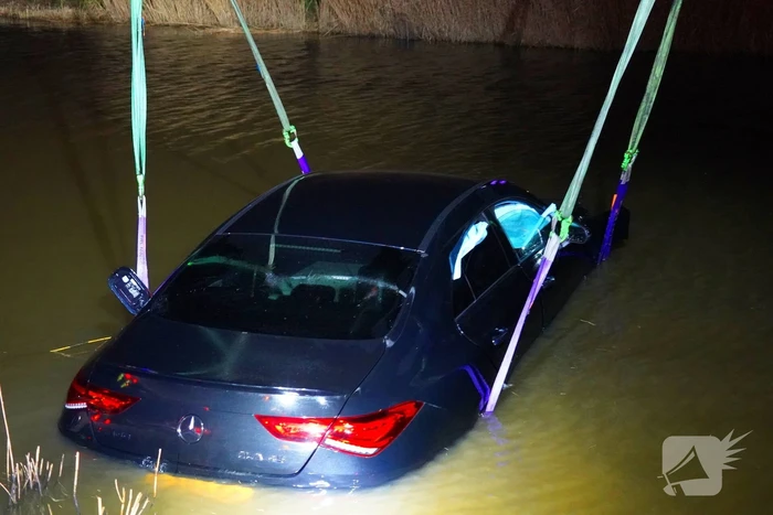 Duikers ingezet om auto boven water te krijgen