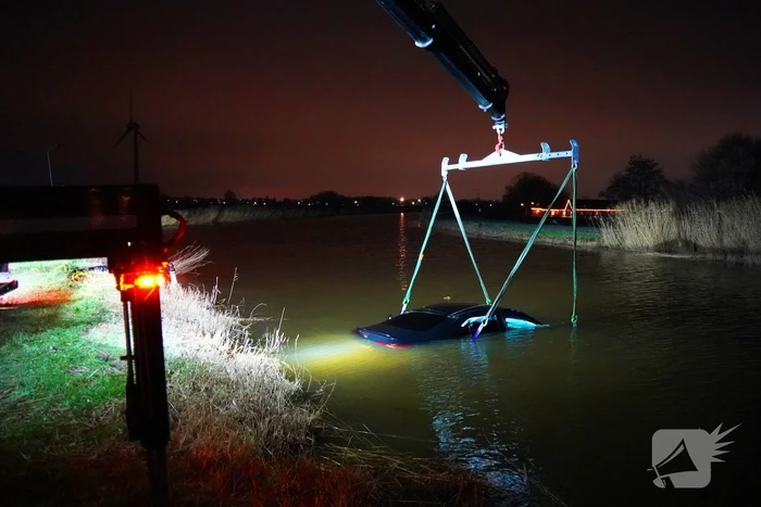 Duikers ingezet om auto boven water te krijgen