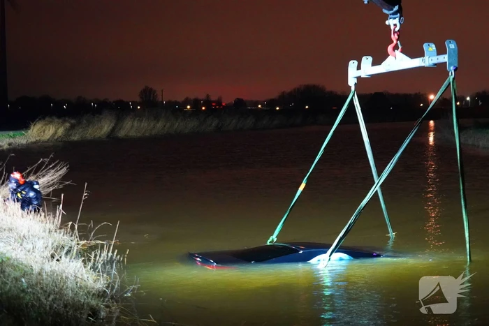 Duikers ingezet om auto boven water te krijgen