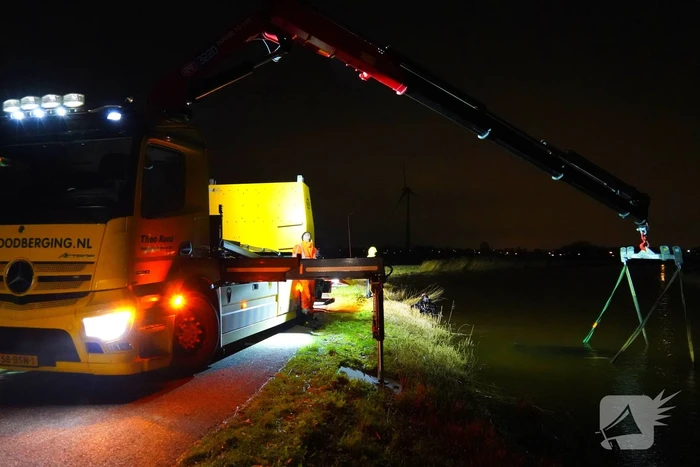 Duikers ingezet om auto boven water te krijgen