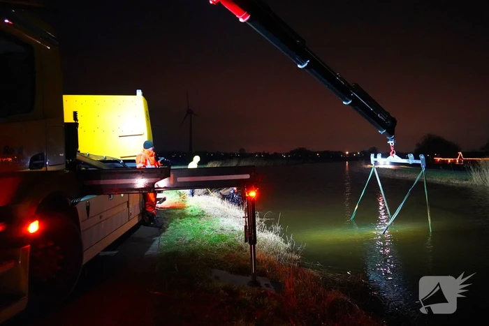 Duikers ingezet om auto boven water te krijgen