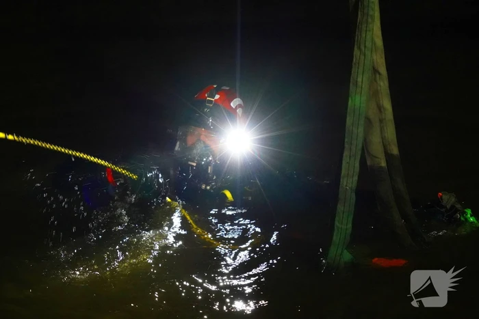 Duikers ingezet om auto boven water te krijgen