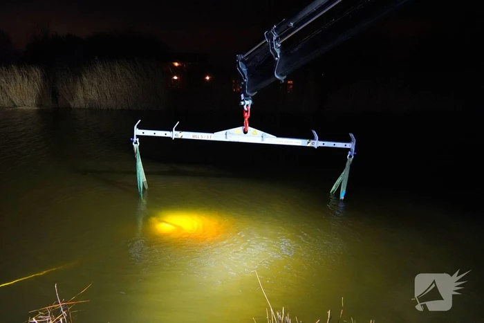 Duikers ingezet om auto boven water te krijgen