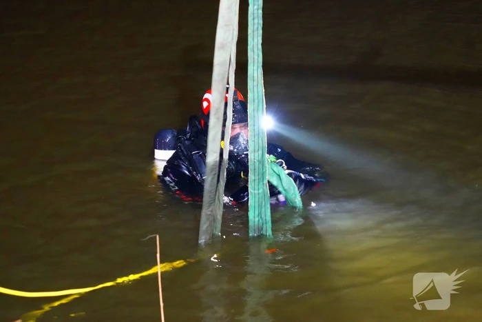 Duikers ingezet om auto boven water te krijgen
