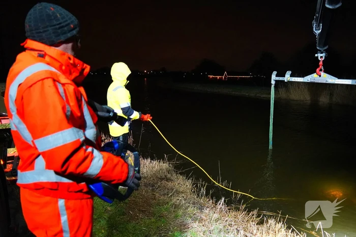 Duikers ingezet om auto boven water te krijgen