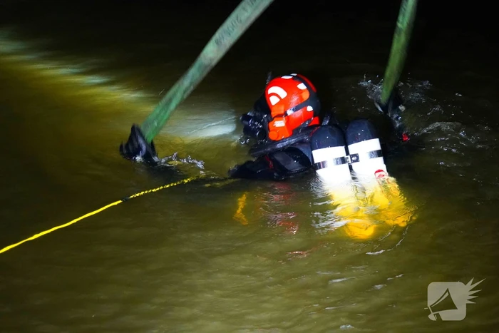Duikers ingezet om auto boven water te krijgen