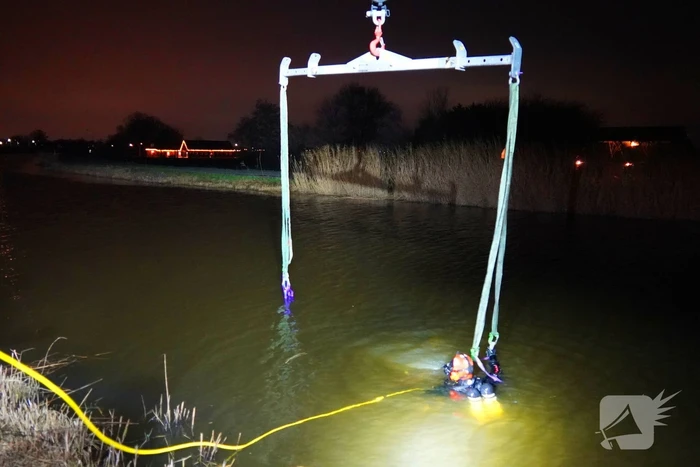 Duikers ingezet om auto boven water te krijgen