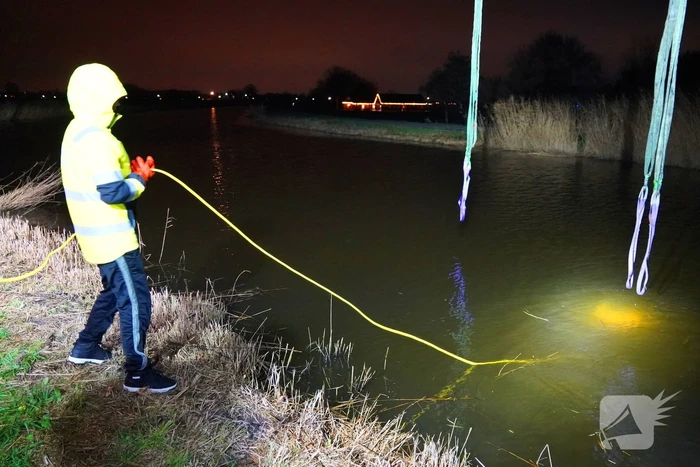 Duikers ingezet om auto boven water te krijgen