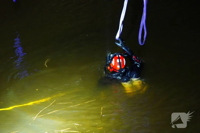 Duikers ingezet om auto boven water te krijgen