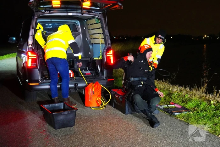 Duikers ingezet om auto boven water te krijgen
