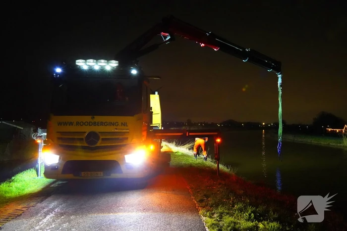 Duikers ingezet om auto boven water te krijgen