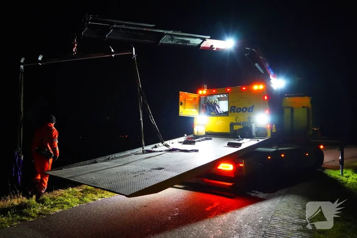 Duikers ingezet om auto boven water te krijgen