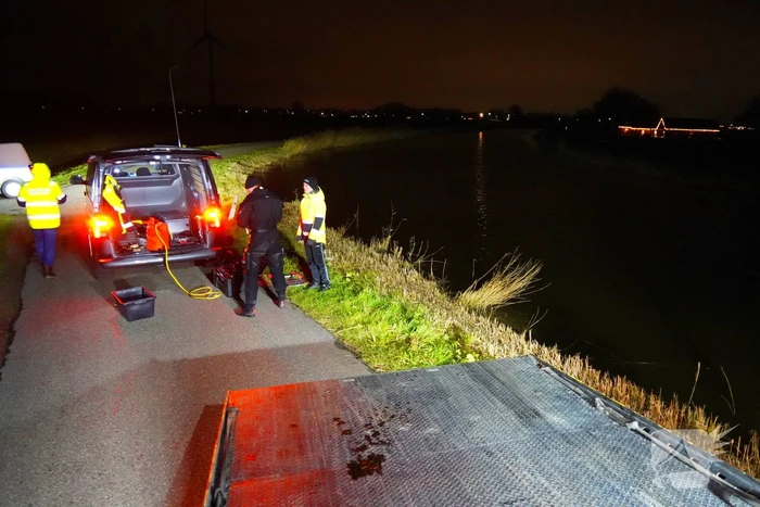 Duikers ingezet om auto boven water te krijgen