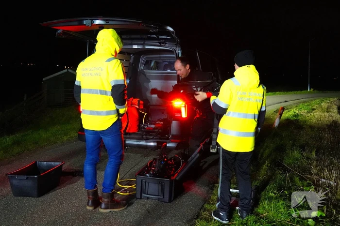 Duikers ingezet om auto boven water te krijgen