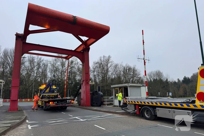Paniekmanoeuvre leidt tot ongeval op ophaalbrug