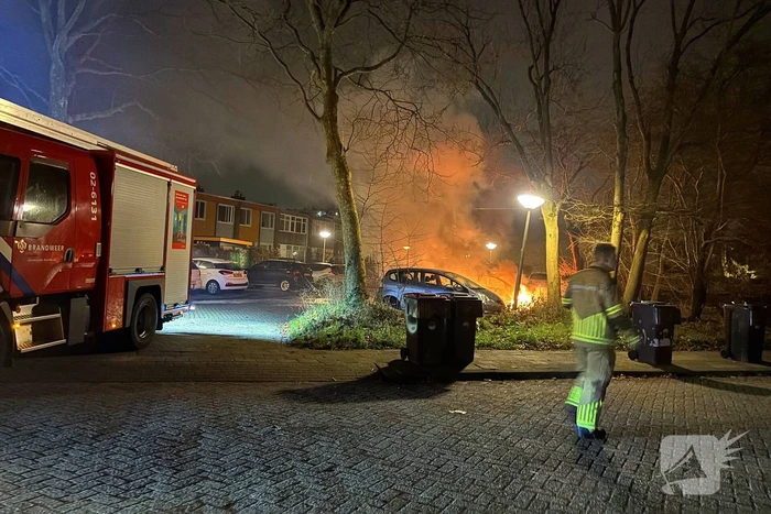 Geparkeerde personenwagens volledig uitgebrand